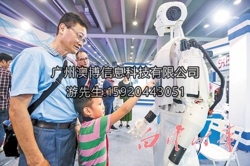 我區企業展出的機器人吸引眾多市民關注。